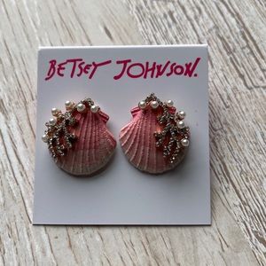 BETSEY JOHNSON SHELL STUDS *NWT* 💖🌊